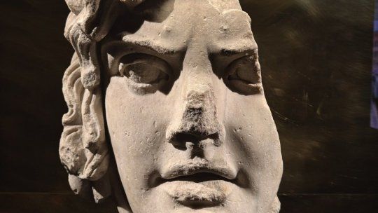 Restos arqueológicos integrados al diseño de la estación del metro de Roma, visibles durante el recorrido cotidiano de los pasajeros. Restos arqueológicos integrados al diseño de la estación del metro de Roma, visibles durante el recorrido cotidiano de los pasajeros.