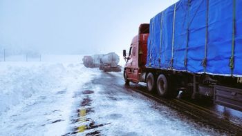 La nieve no para: Fronteras cerradas, camiones varados, pérdidas millonarias y mucha sal para Bariloche