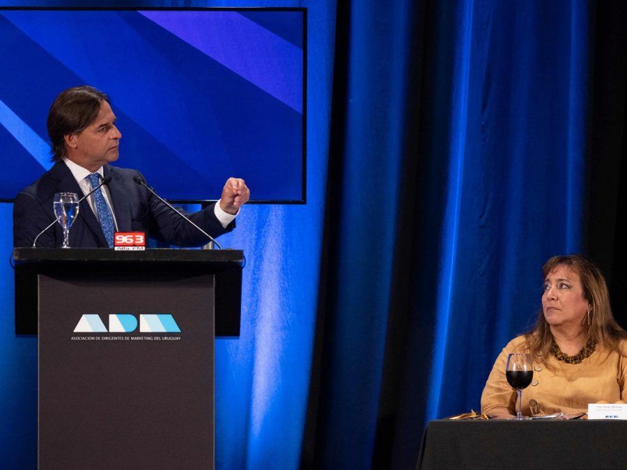 El presidente de Uruguay Lacalle Pou pide la renuncia a la ministra de Vivienda