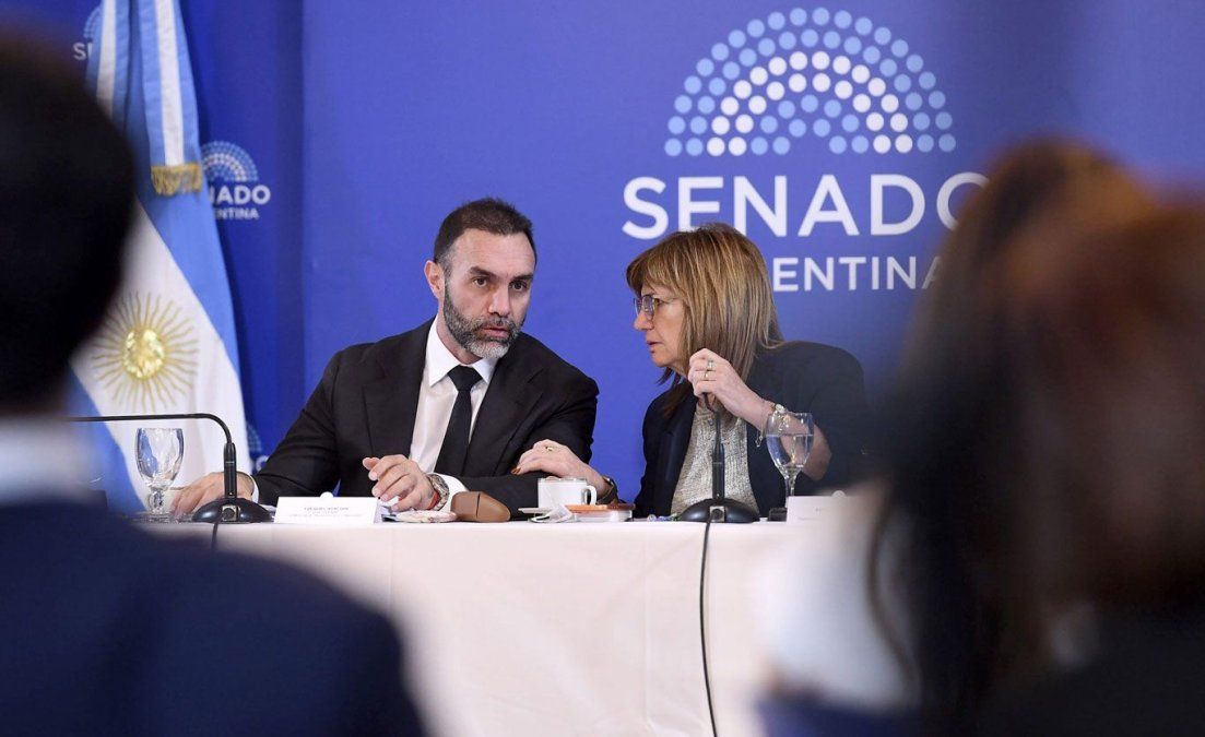 Patricia Bullrich lidera las negociaciones en el Senado sobre la reforma laboral.