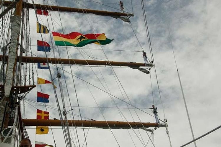 Mástil de la fragata Libertad amarrada en Accra, con bandera de Ghana.