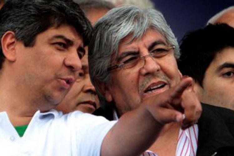 Pablo Moyano explicando a su padre Hugo.