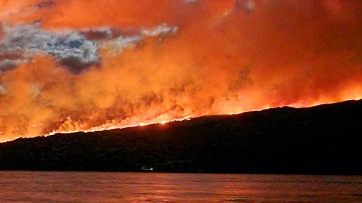 Incendio En El Nahuel Huapi: Fuego Incontrolable Y Viajan Bomberos, Al ...