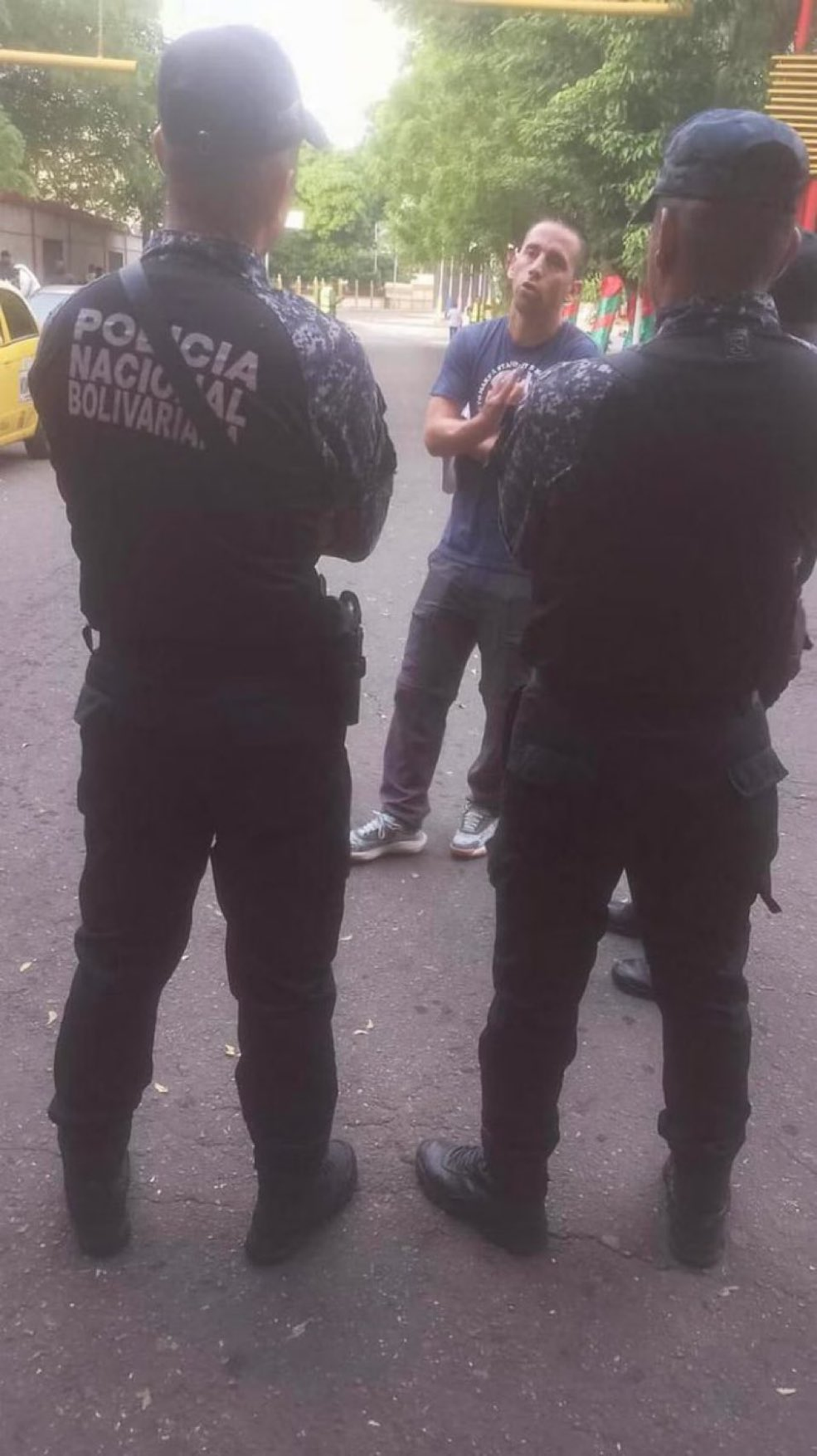 El gendarme Nahuel Gallo en el momento de ser detenido por las fuerzas de Venezuela