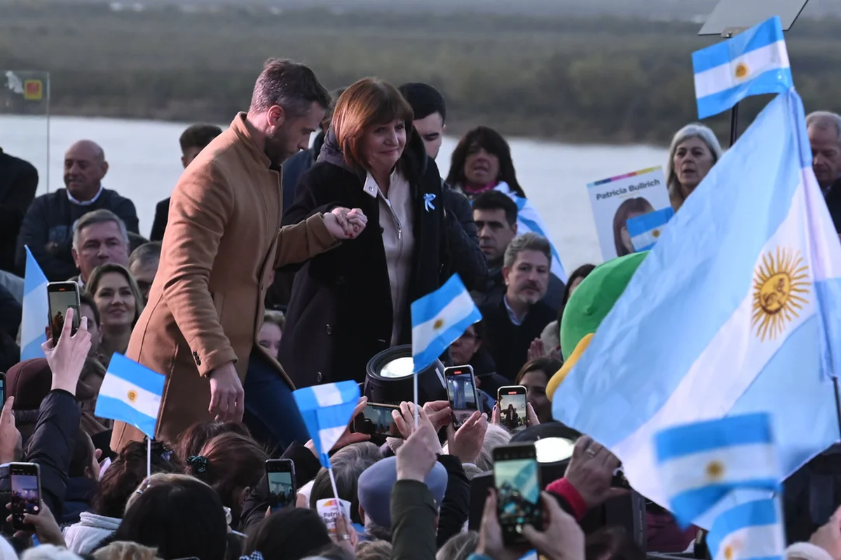 Bullrich en Rosario con la presencia, a sus espaldas, de Carolina Losada. Bullrich en Rosario con la presencia, a sus espaldas, de Carolina Losada. 