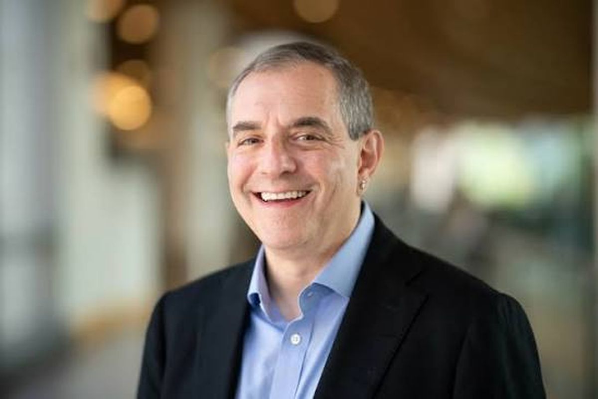 David Autor sostiene que la historia muestra que la tecnología transforma el empleo más de lo que lo elimina. David Autor sostiene que la historia muestra que la tecnología transforma el empleo más de lo que lo elimina.