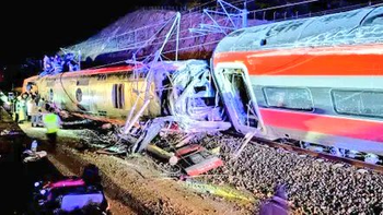 España: descarrilamiento y posterior choque frontal de dos trenes de alta velocidad en Andalucía