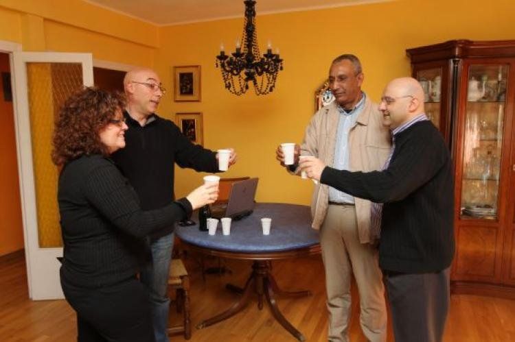 En la foto, Mohamed Aziz, Dionisio Moreno y Verónica Grávalos, festejando.