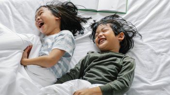 La Academia Estadounidense de Medicina del Sueño dice que los niños de 6 a 12 años de edad deben dormir de 9 a 12 horas por noche regularmente. La Academia Estadounidense de Medicina del Sueño dice que los niños de 6 a 12 años de edad deben dormir de 9 a 12 horas por noche regularmente.