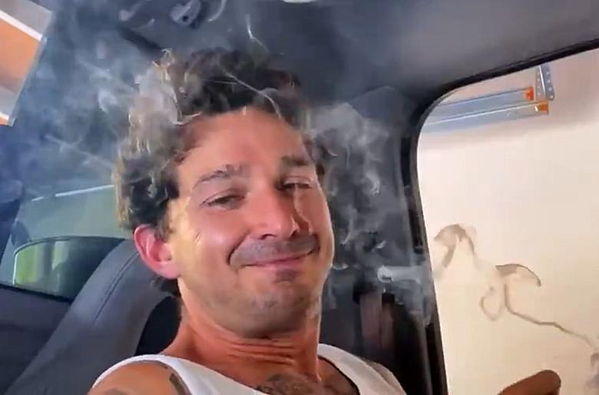 Testigos del lugar lo inmovilizaron hasta que llegaron los agentes. Lo trasladaron en ambulancia, y una vez dado de alta, quedó detenido con dos cargos de agresión simple. Su próxima audiencia es el 19 de marzo. Testigos del lugar lo inmovilizaron hasta que llegaron los agentes. Lo trasladaron en ambulancia, y una vez dado de alta, quedó detenido con dos cargos de agresión simple. Su próxima audiencia es el 19 de marzo.