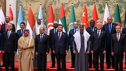 Xi Jinping de China rodeado de líderes árabes.