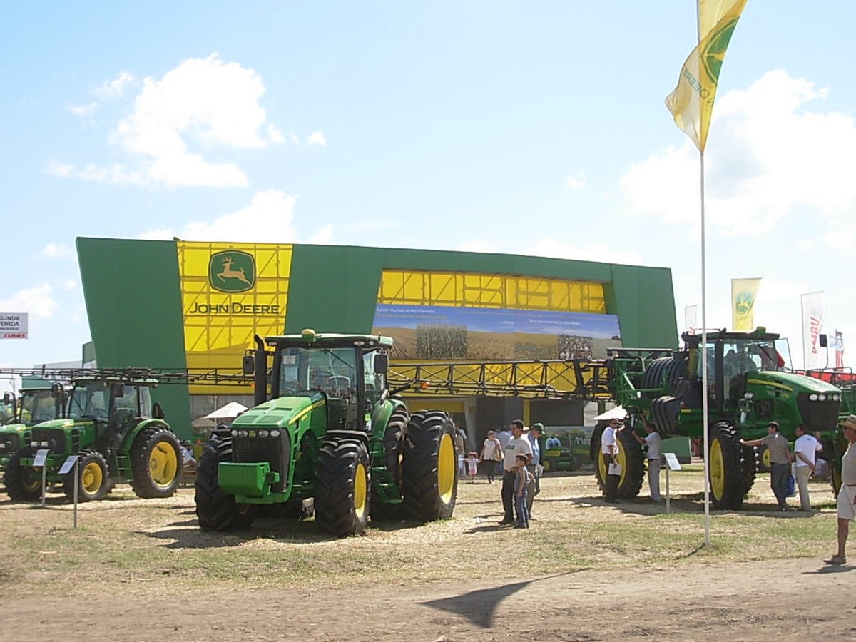 Los empleados que la empresa John Deere tiene en Granadero Baigorria comenzaron con paro por el estancamiento de las negociaciones paritarias y los despidos. Los empleados que la empresa John Deere tiene en Granadero Baigorria comenzaron con paro por el estancamiento de las negociaciones paritarias y los despidos.