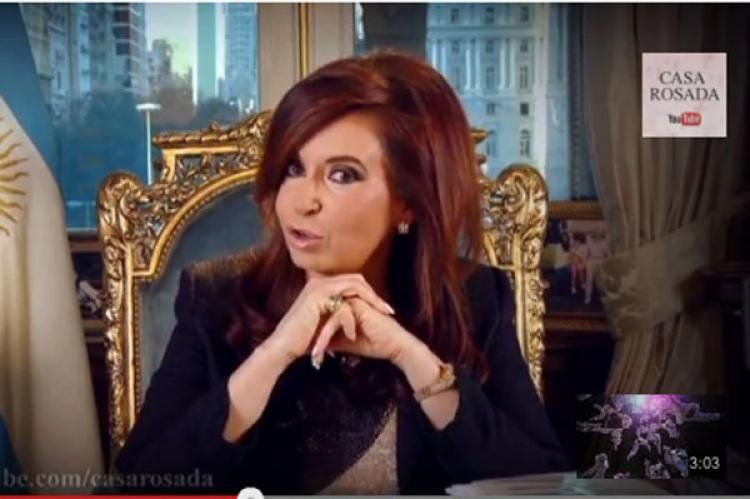 Cristina mira a cámara y anuncia la cuenta oficial en YouTube.