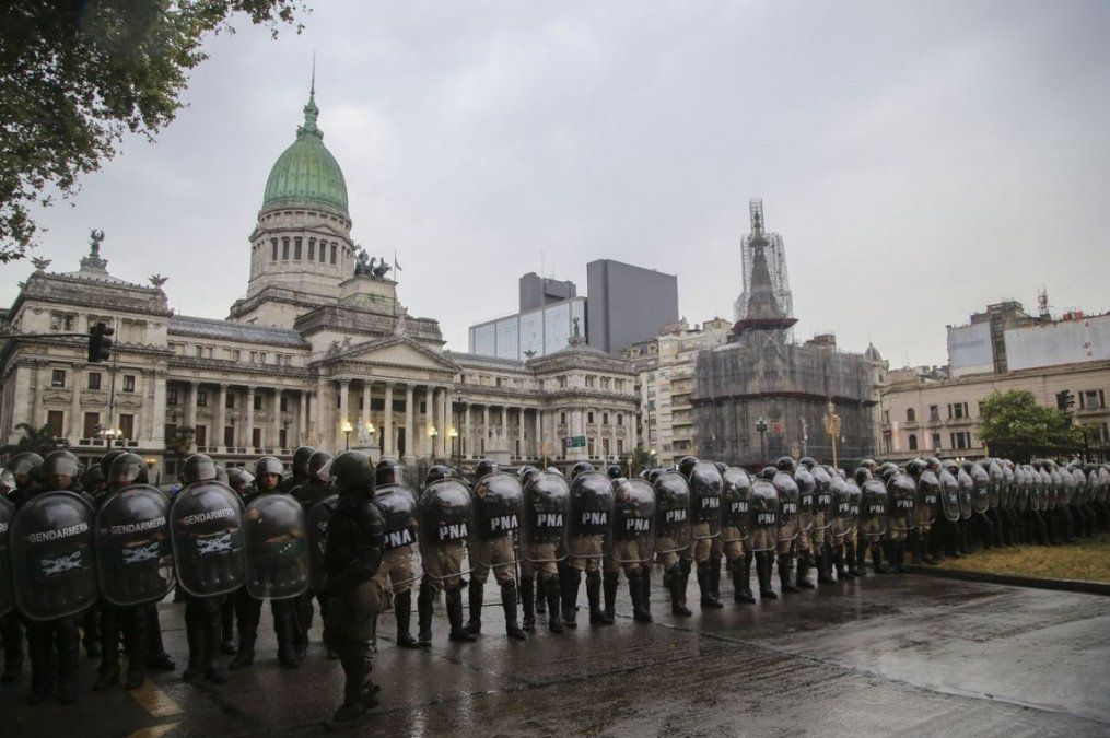 Los operativos de seguridad en las afueras del Congreso. Los diputados piden explicaciones.