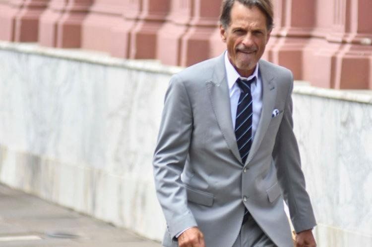 Claudio Belocopitt saliendo de la Casa Rosada luego de una reunión con el presidente Alberto Fernández para pedirle un mayor aumento.