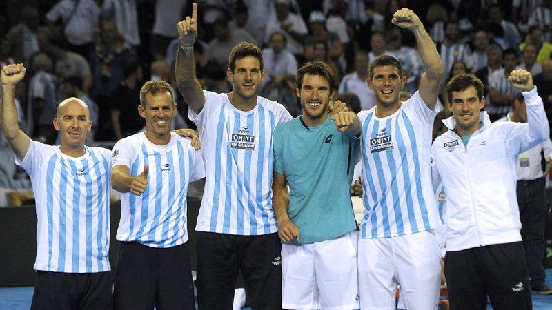 Los tenistas, Juan Martín Del Potro, Leonardo, Mayer, Guido Pella, Federico Delbonis y el capitán Daniel Orsanic celebran la victoria la victoria de Argentina frente a Gran Bretaña 3-2 la serie de semifinales del Grupo Mundial de la Copa Davis.