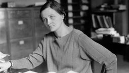 Cecilia Payne era extranjera, mujer en un campo dominado por hombres, y reveló de qué se componen las estrellas. Sin embargo, el reconocimiento no fue a ella.