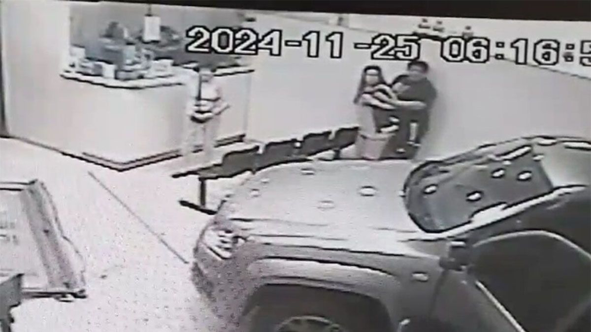 Un barrabrava de Boca, con antecedentes penales, destrozó con su camioneta la guardia del Hospital de Boulogne porque no lo atendían y lo detuvieron. Un barrabrava de Boca, con antecedentes penales, destrozó con su camioneta la guardia del Hospital de Boulogne porque no lo atendían y lo detuvieron.