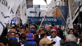 Tras 15 años de desencuentros, las dos CTA avanzan en un nuevo intento de reunificación ante el posible retorno de momentos duros económicos y sociales como los del 2001. Tras 15 años de desencuentros, las dos CTA avanzan en un nuevo intento de reunificación ante el posible retorno de momentos duros económicos y sociales como los del 2001.