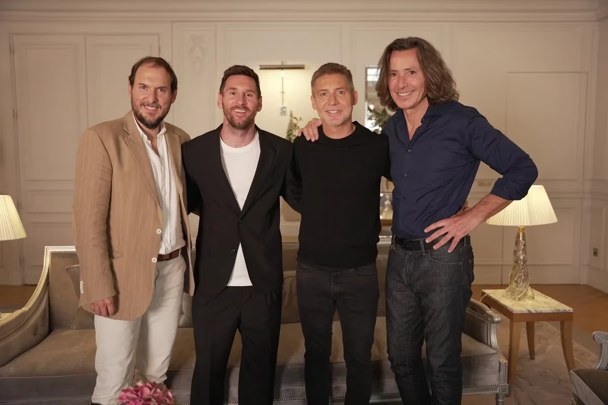 Lionel Messi junto a Andrés Parra, Adrián Suar y Gustavo Bermúdez en las grabaciones de la serie. Lionel Messi junto a Andrés Parra, Adrián Suar y Gustavo Bermúdez en las grabaciones de la serie.