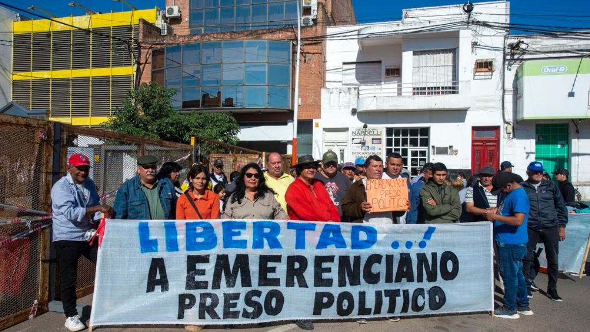 Gente fuera de Tribunales a favor de los Sena. (Foto: Télam - Pablo Caprarulo) Gente fuera de Tribunales a favor de los Sena. (Foto: Télam - Pablo Caprarulo)