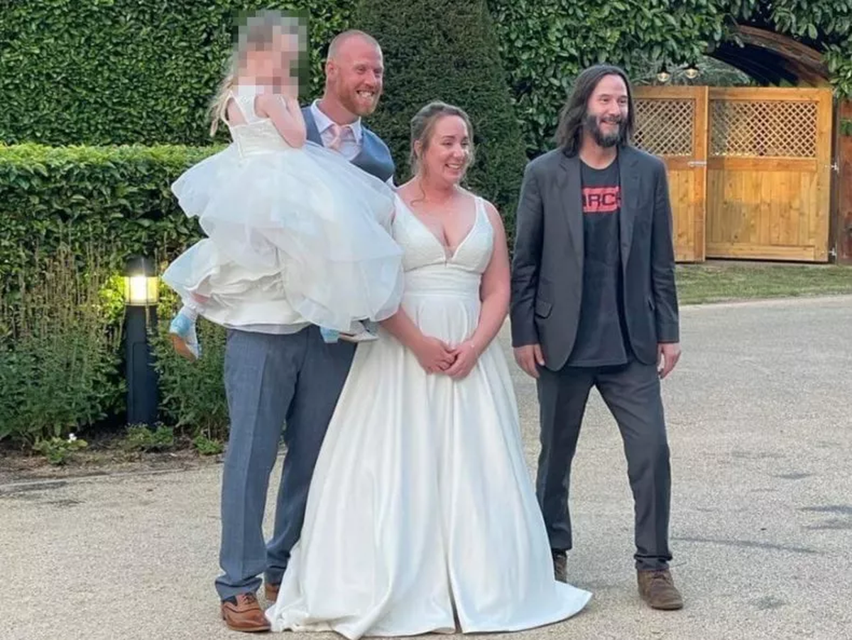 James y Nikki Roadnight posando para la foto con Keanu Reeves.