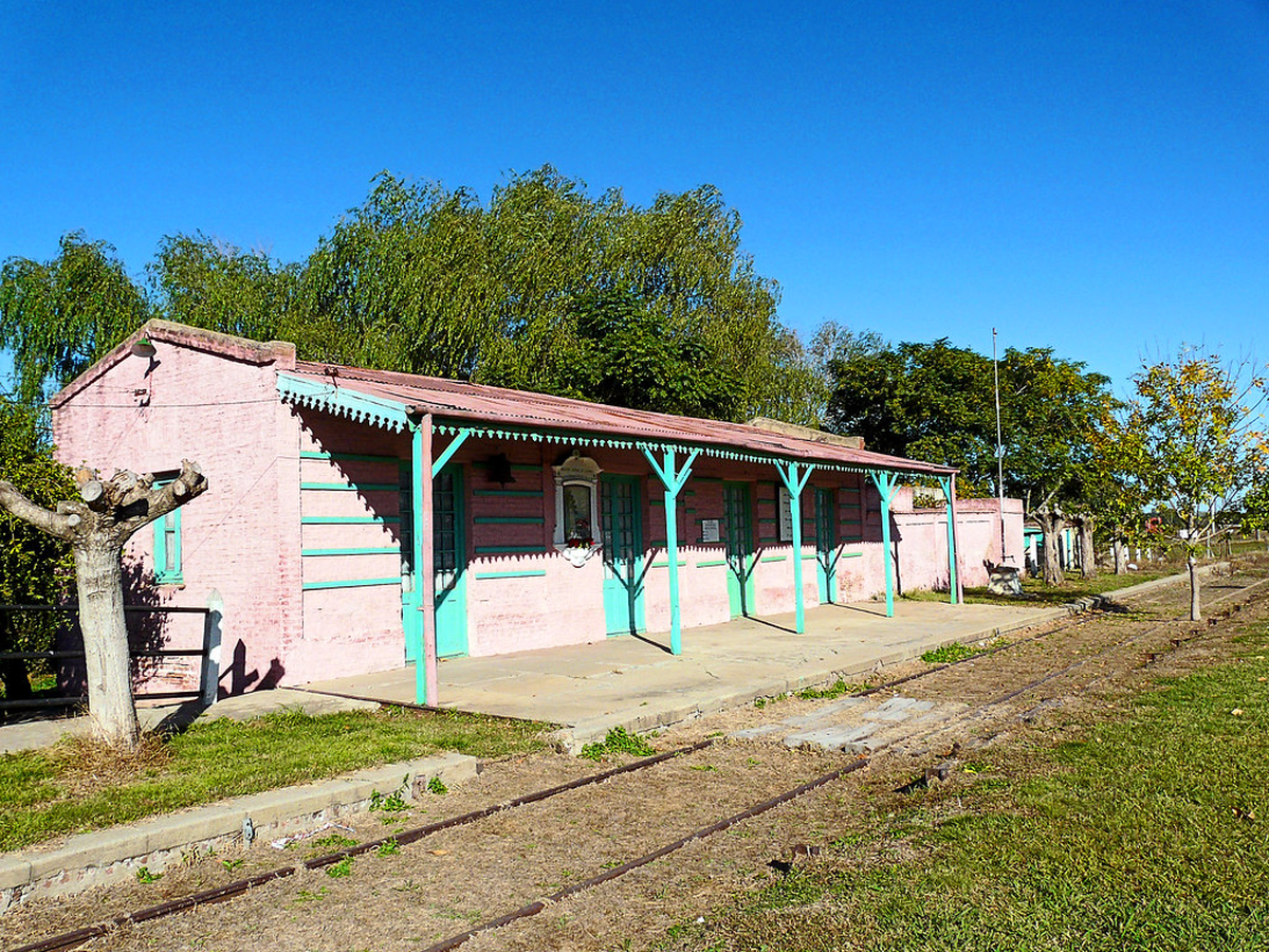 La antigua estación de trenes de este pueblito de Buenos Aires. La antigua estación de trenes de este pueblito de Buenos Aires.