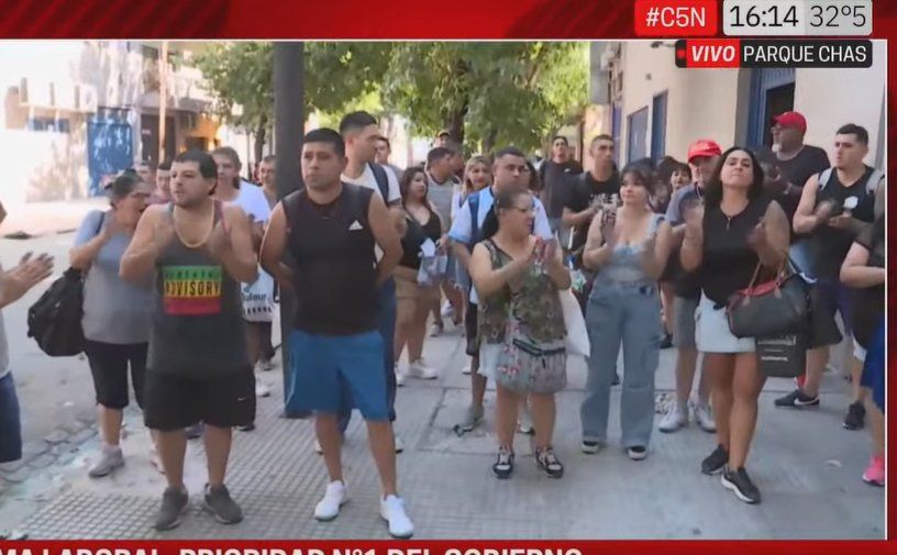 Trabajadores protestan en la puerta de Cocot en Parque Chas.