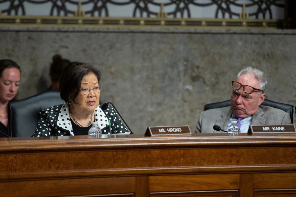 La senadora Mazie Hirono, demócrata por Hawái (izquierda), interroga a un testigo mientras el senador Tim Kaine, demócrata por Virginia (derecha), observa durante la audiencia del Comité de Servicios Armados del Senado en el Capitolio en Washington, el martes 28 de abril de 2026. La senadora Mazie Hirono, demócrata por Hawái (izquierda), interroga a un testigo mientras el senador Tim Kaine, demócrata por Virginia (derecha), observa durante la audiencia del Comité de Servicios Armados del Senado en el Capitolio en Washington, el martes 28 de abril de 2026.