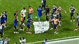 La Selección Argentina con la bandera de Malvinas tras ganarle la semifinal a Inglaterra.