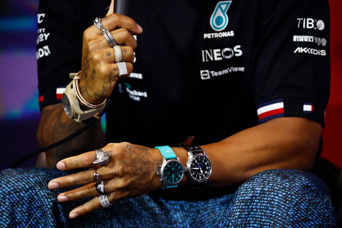 Hay una joyería entera en el cuerpo de Lewis Hamilton.