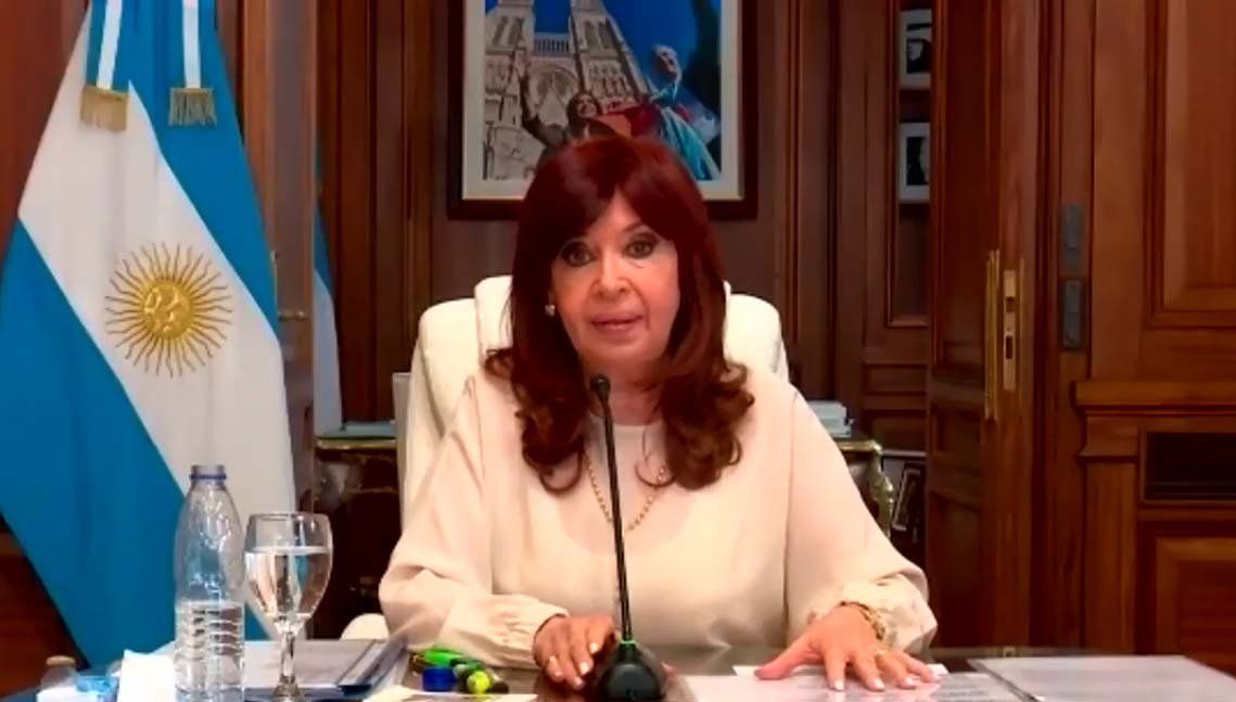 Cristina Kirchner, hablando desde el Senado en la audiencia por el dólar futuro
