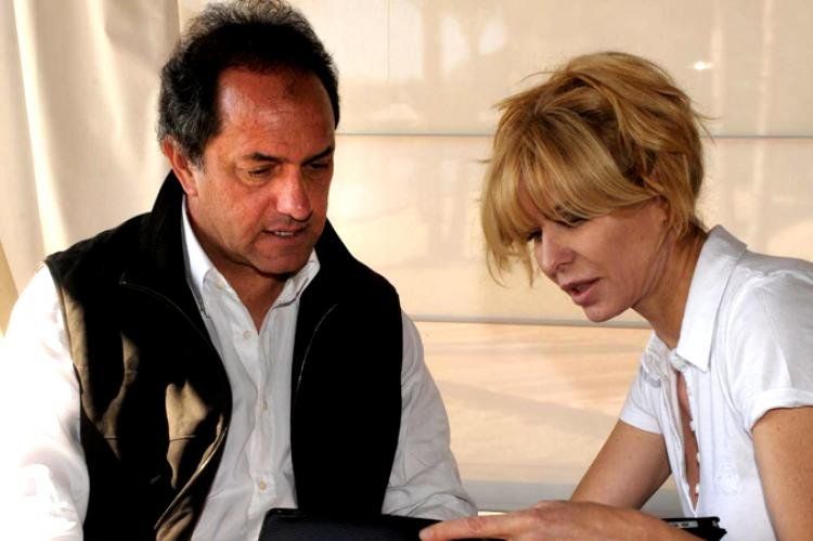 14/08/2011: El gobernador bonaerense Daniel Scioli y su esposa Karina Rabolini en la intimidad de su casa en Villa la Ñata, Tigre. Foto NA: Prensa Daniel Scioli.