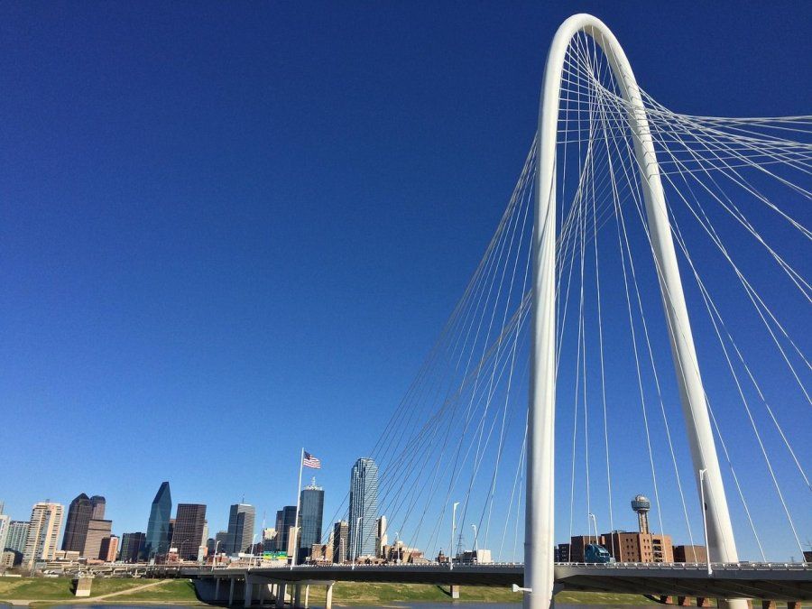 Vista del Margaret Hunt Hill Bridge, uno de los íconos urbanos de Dallas y puerta de entrada a una ciudad que combina deporte, cultura e historia.