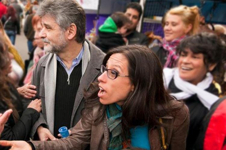 En campaña: Daniel Filmus en una recorrida con su compañera de fórmula, Paula Español.
