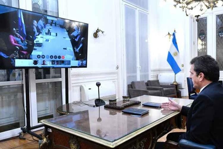 Sergio Massa y en la pantalla el equipo del ministro Basterra.