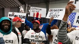 Miembros de Blacks for Trump se unieron a una manifestación en 2022 a favor del candidato de Trump en Georgia.