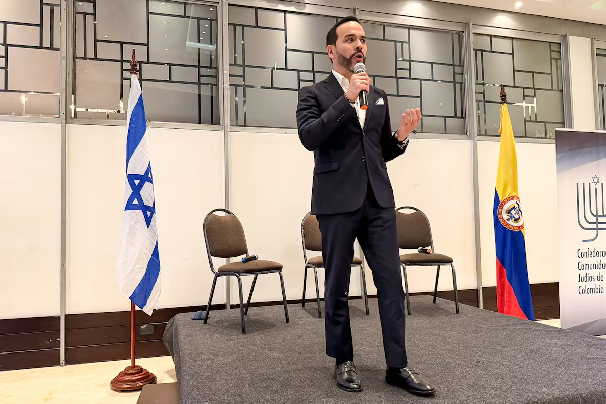 Como candidato, se reunió con el ministro de Exteriores de Israel, Gideon Saar, a quien le prometió que reubicaría la embajada colombiana de Tel Aviv a Jerusalén, para seguir la estela de otros países como Estados Unidos, Argentina y, más recientemente, Costa Rica. Como candidato, se reunió con el ministro de Exteriores de Israel, Gideon Saar, a quien le prometió que reubicaría la embajada colombiana de Tel Aviv a Jerusalén, para seguir la estela de otros países como Estados Unidos, Argentina y, más recientemente, Costa Rica.