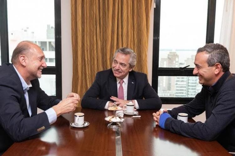Alberto Fernandez, entre Omar Perotti y Pablo Javkin.