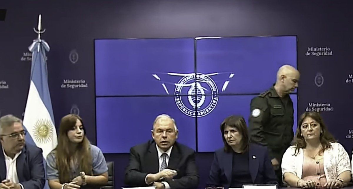 Patricia Bullrich encabezó la conferencia de prensa junto a la familia del gendarme detenido en Venezuela.