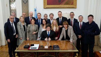 Javier Milei busca mayo equilibrado: Misión para Caputo y Sturzenegger