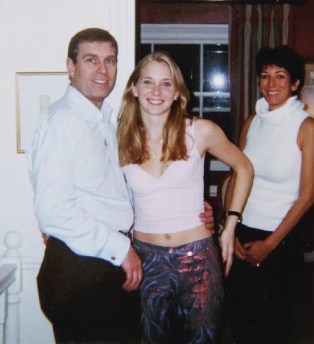 Epstein "pagó" a Virginia Giuffre "15.000 dólares para tener relaciones sexuales con el príncipe Andrés cuando ella tenía 17 años", según los documentos judiciales. FOTO DE GIUFFRE COMO MATERIAL PROBATORIO Epstein "pagó" a Virginia Giuffre "15.000 dólares para tener relaciones sexuales con el príncipe Andrés cuando ella tenía 17 años", según los documentos judiciales. FOTO DE GIUFFRE COMO MATERIAL PROBATORIO