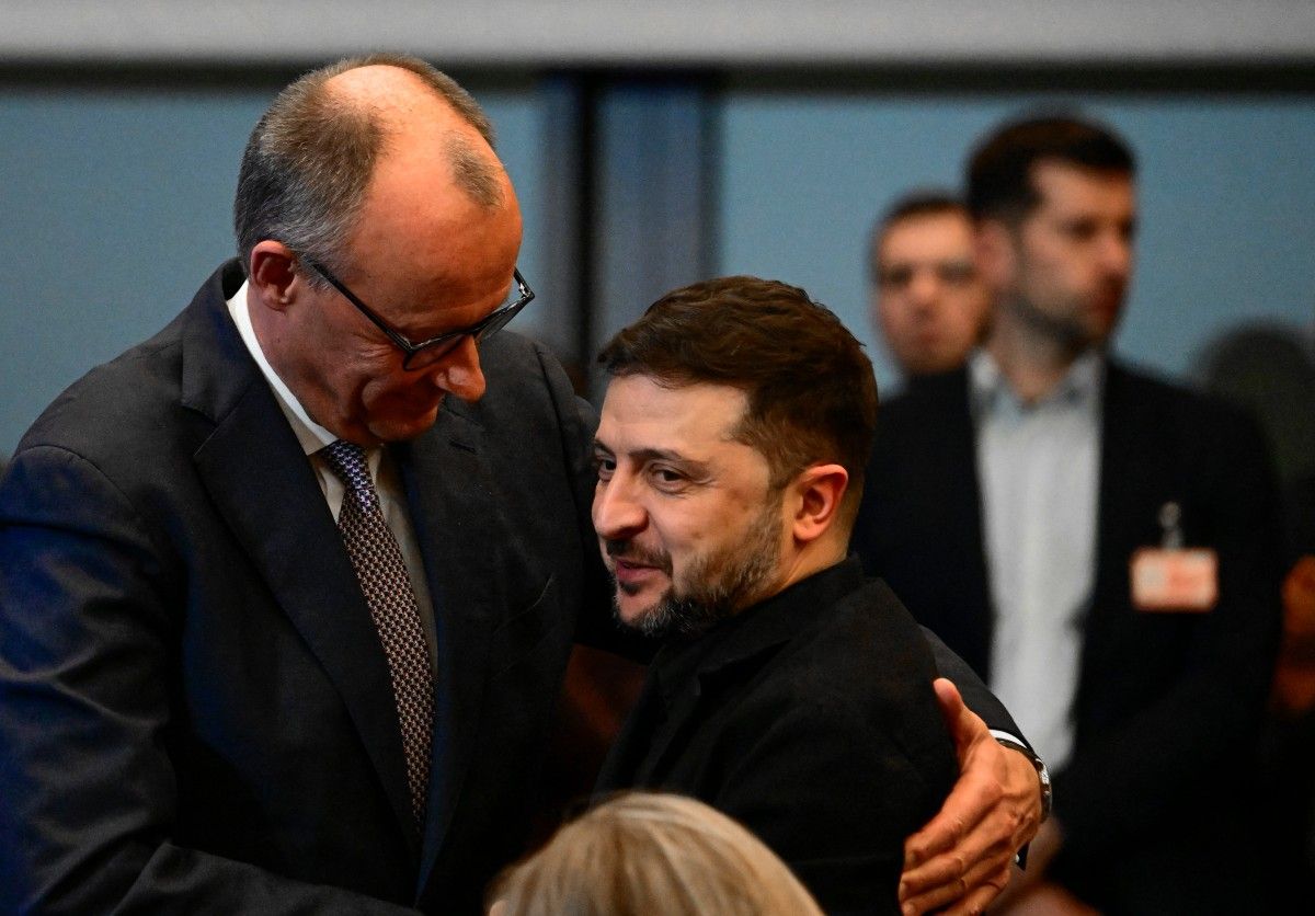 El canciller alemán, Friedrich Merz (izq.), abraza al presidente de Ucrania, Volodymyr Zelensky, durante el 8vo. Foro Económico Alemán-Ucraniano en Berlín, Alemania, el 15/12/2025.