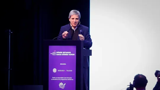 Luis Caputo contra periodistas y vaticinio: 2027 año que