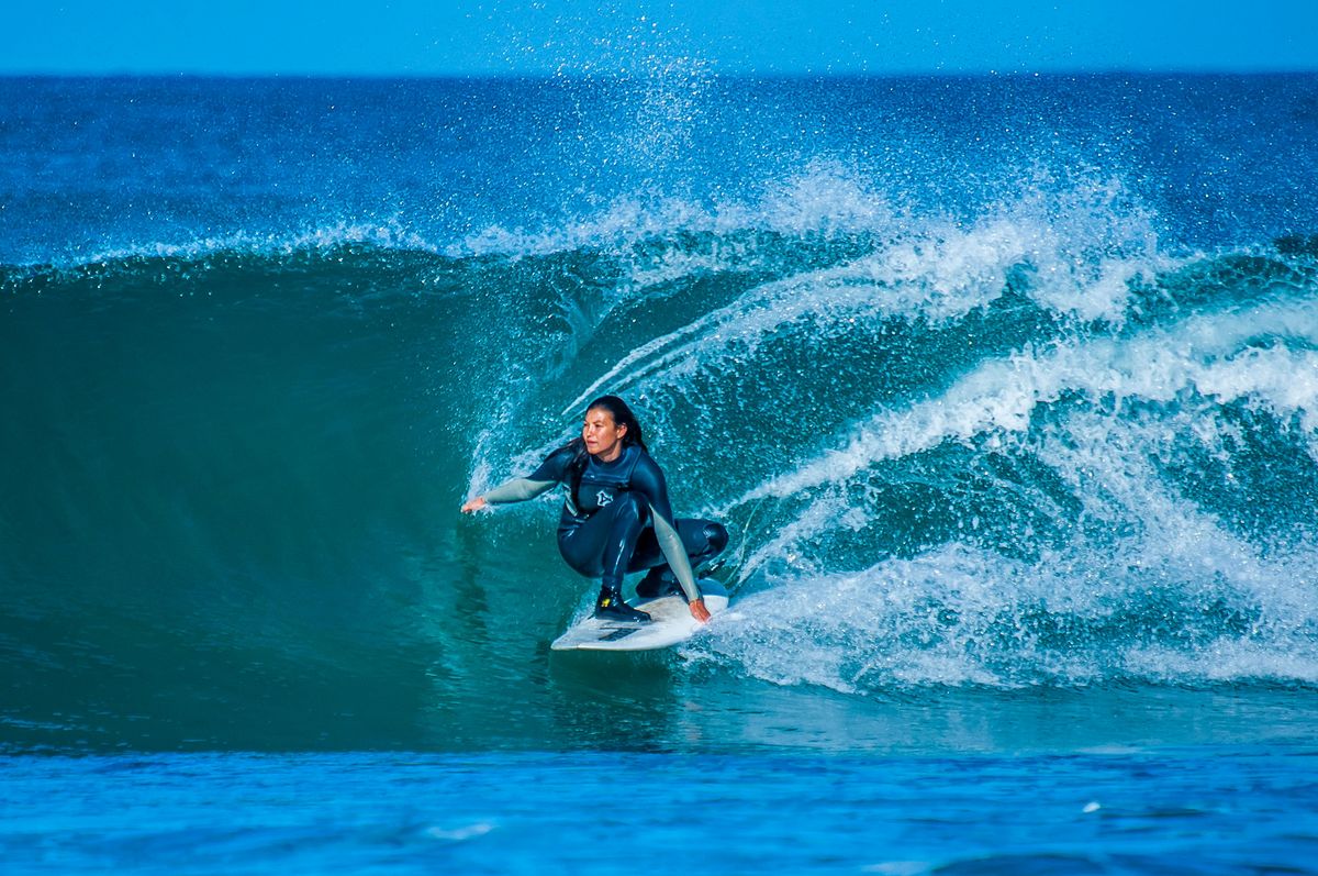 Una surfista enfrenta las largas derechas de Jeffrey’s Bay, en Sudáfrica, uno de los spots más emblemáticos del mundo por la calidad y extensión de sus olas. Foto: Glen Chapman. Una surfista enfrenta las largas derechas de Jeffrey’s Bay, en Sudáfrica, uno de los spots más emblemáticos del mundo por la calidad y extensión de sus olas. Foto: Glen Chapman.