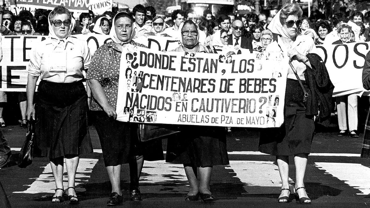 El 22 de octubre, Día Nacional del Derecho a la Identidad, honra la lucha de Abuelas de Plaza de Mayo, que hasta hoy recuperaron más de 130 nietos apropiados.