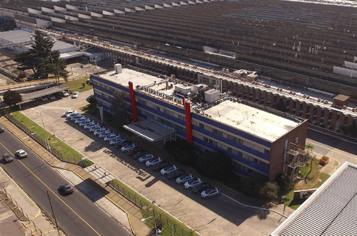 La planta de Stellantis en El Palomar, donde se paralizaron las actividades en diciembre de 2025 y ahora en febrero. La planta de Stellantis en El Palomar, donde se paralizaron las actividades en diciembre de 2025 y ahora en febrero.