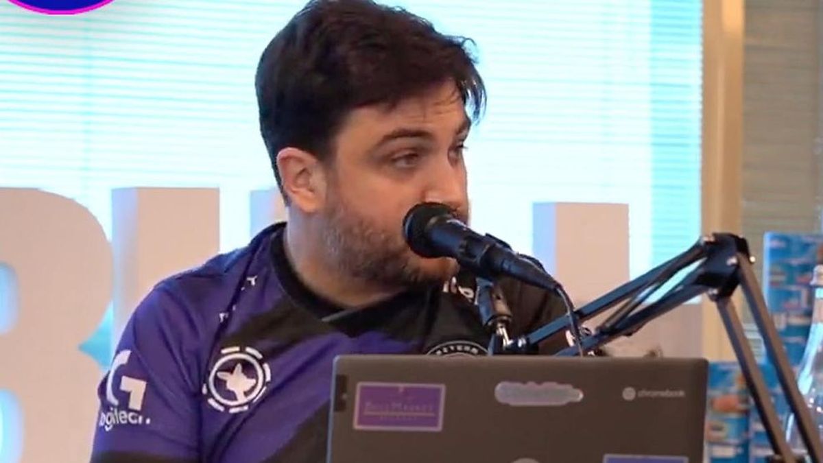 Ramiro Marra hablando con sus seguidores vía streaming Ramiro Marra hablando con sus seguidores vía streaming