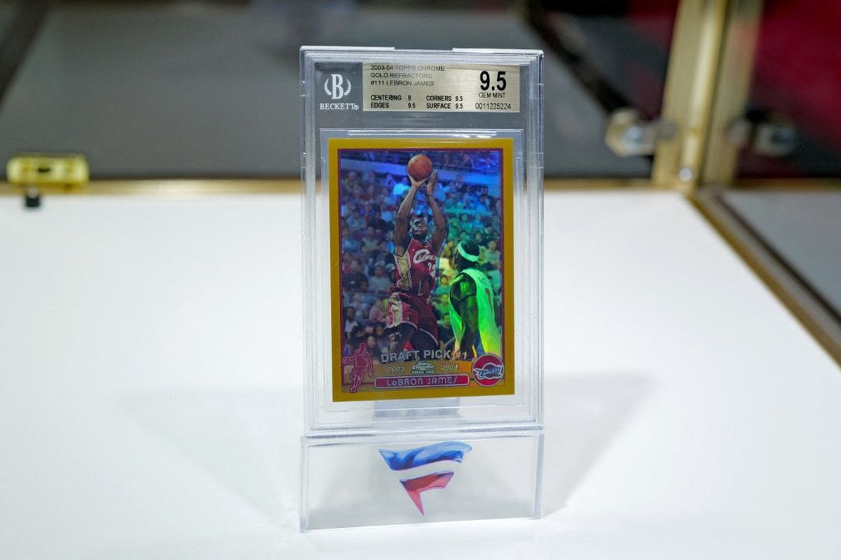 Una carta rookie de LeBron James exhibida en Fanatics Fest NYC 2025 muestra el peso del negocio premium al que FIFA entrará con Topps desde 2031. Una carta rookie de LeBron James exhibida en Fanatics Fest NYC 2025 muestra el peso del negocio premium al que FIFA entrará con Topps desde 2031.
