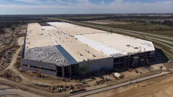 HoracioMarín, presidente de YPF, visitó la Gigafactory de Tesla en Texas y firmó unacarta de intención para desarrollar una red de cargas eléctricas. Foto:Gentileza: Bloomberg Línea HoracioMarín, presidente de YPF, visitó la Gigafactory de Tesla en Texas y firmó unacarta de intención para desarrollar una red de cargas eléctricas. Foto:Gentileza: Bloomberg Línea
